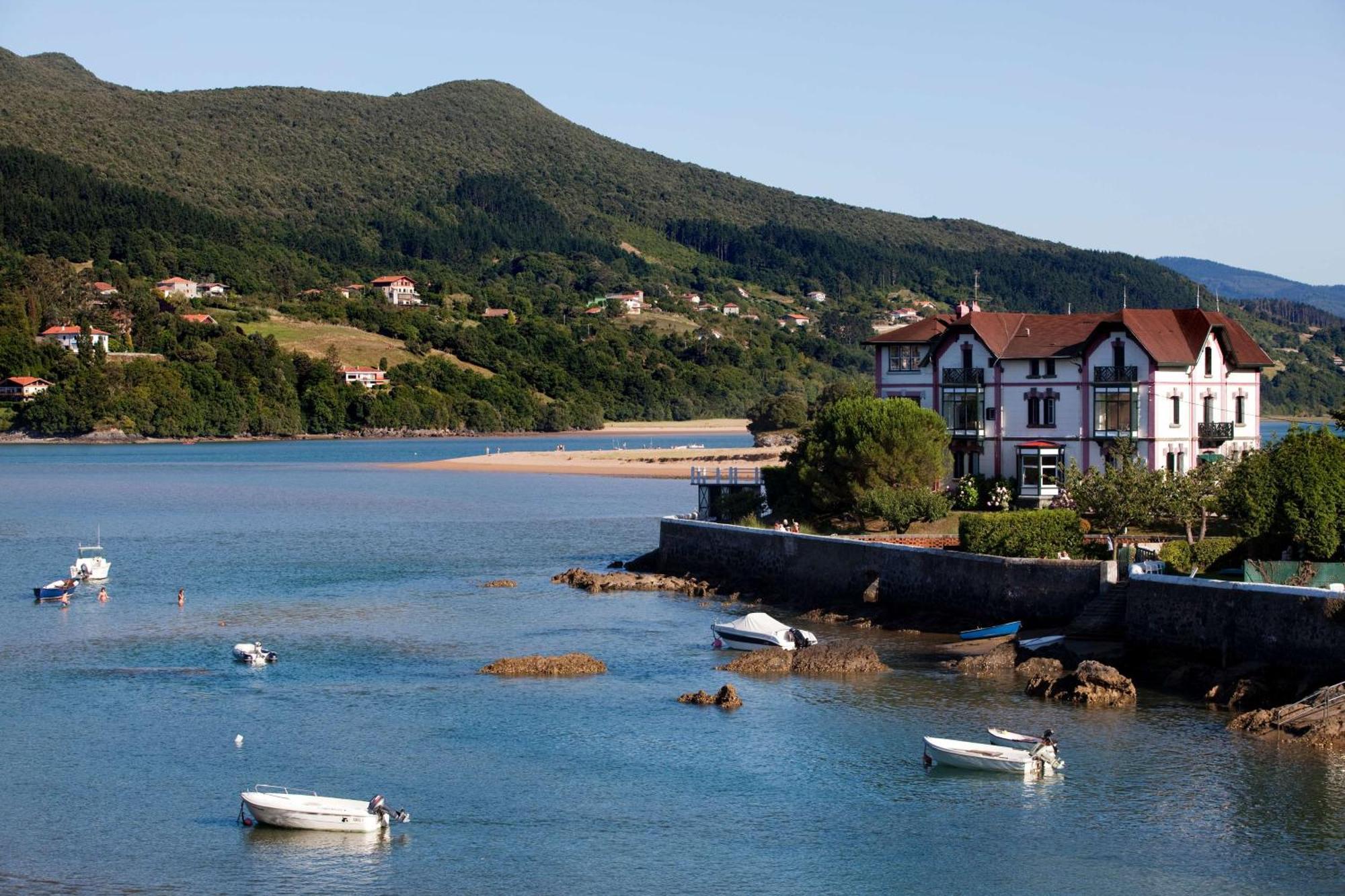 Radisson Collection Bilbao Hotel Exterior photo The harbour of Portzic